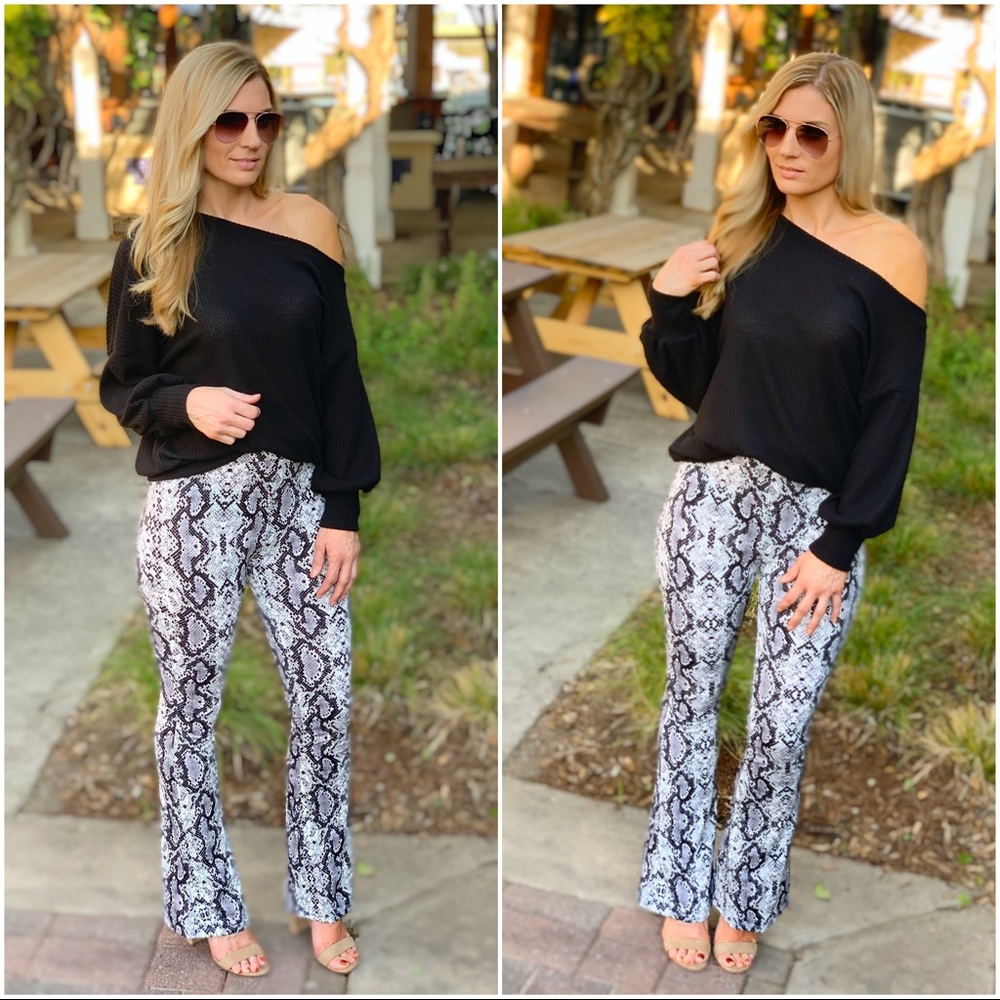 ✨LAST ONE✨Snakeprint flare pants - Picture 2 of 4